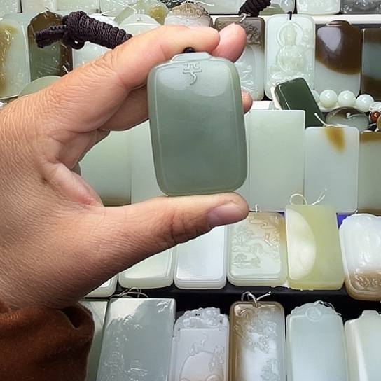 颈饰未镶嵌和田玉江*