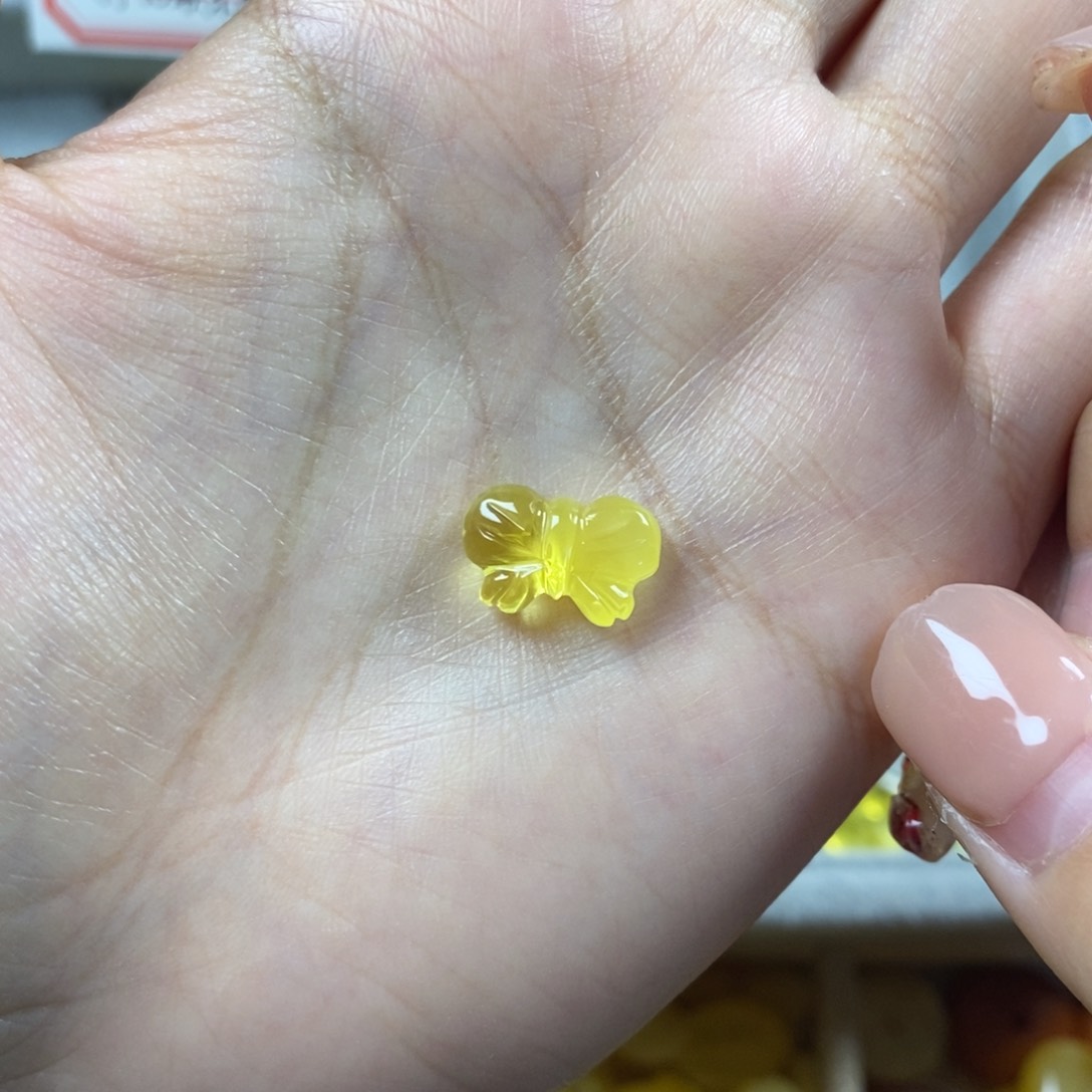 琥珀裸石未镶嵌小蝴蝶结