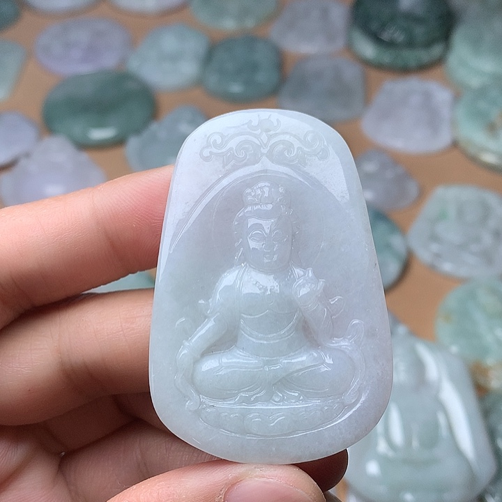 翡翠未镶嵌颈饰观音、有石纹