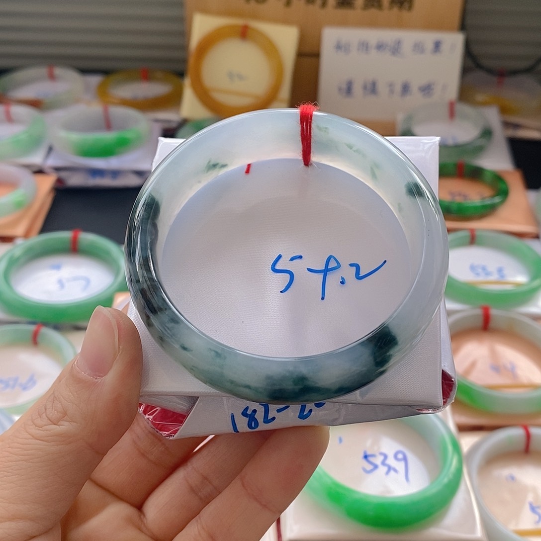 翡翠手镯未镶嵌泉**咚手镯分