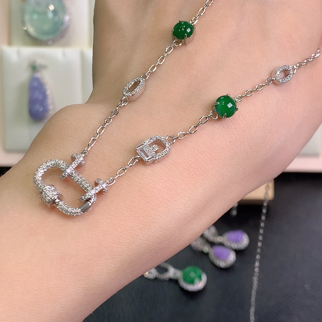 翡翠未镶嵌颈饰3、