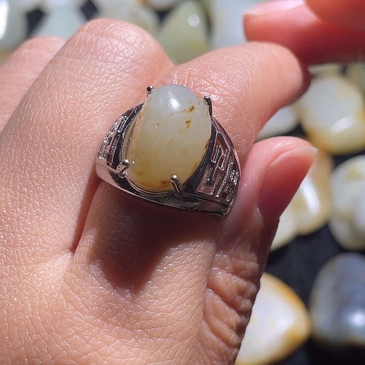 未镶嵌戒指和田玉