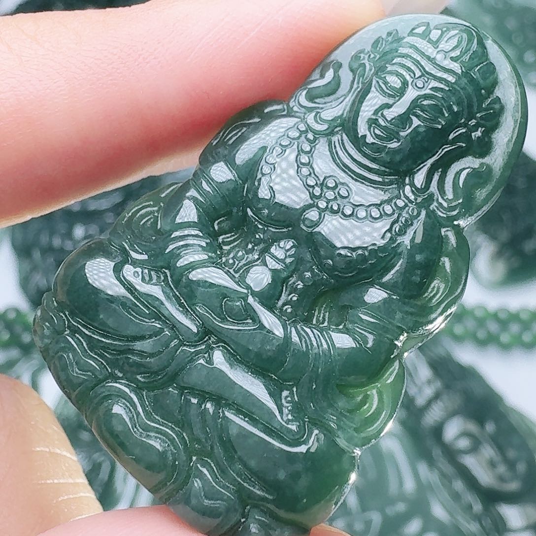 翡翠未镶嵌颈饰多样性发其一