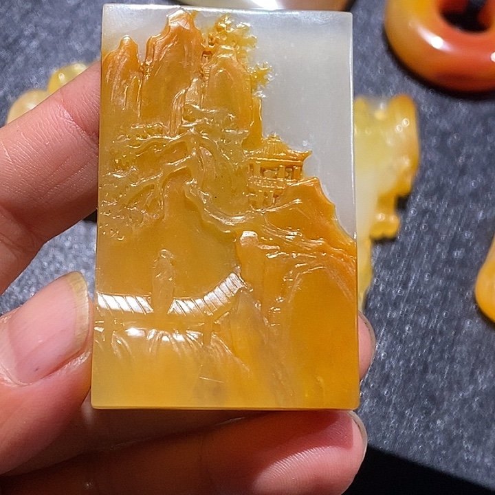 石英质玉（黄龙玉）未镶嵌颈饰