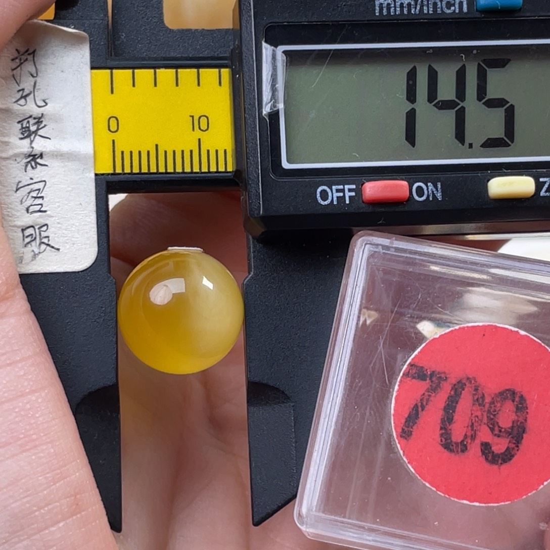 蜜蜡未镶嵌珠宝奇石