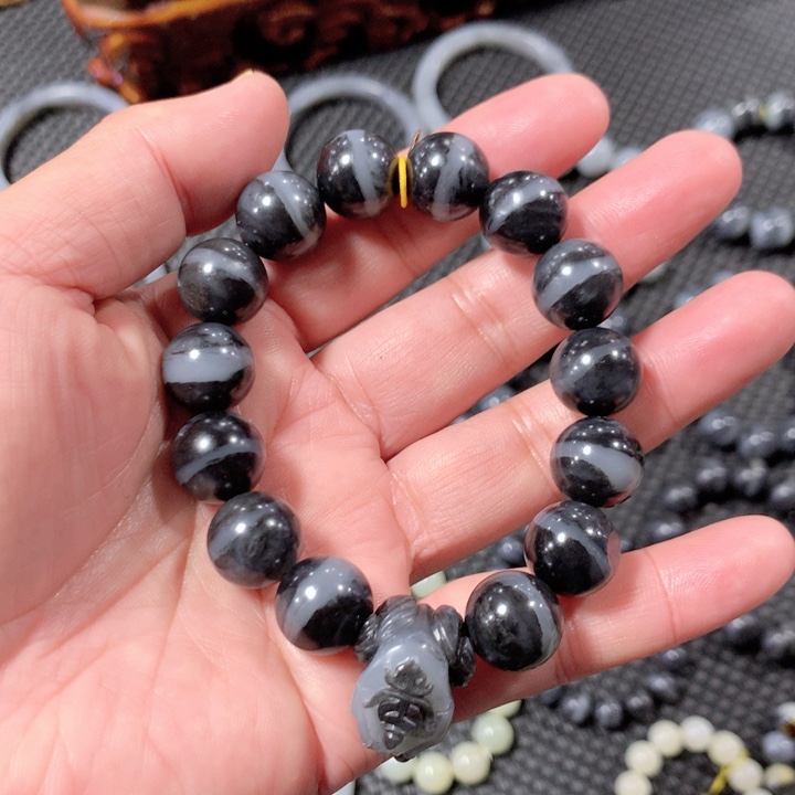 颈饰未镶嵌透闪石质玉