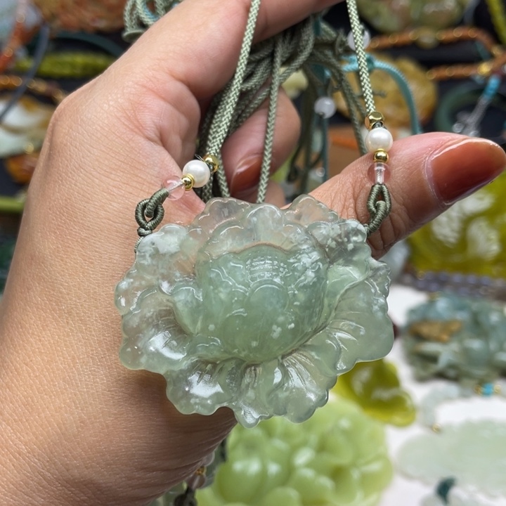 蛇纹石玉未镶嵌颈饰