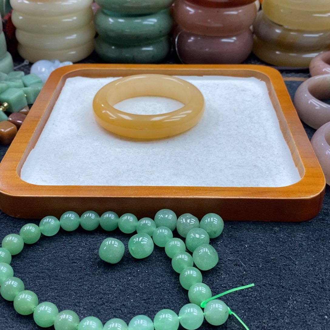 鸿***雁石英质玉未镶嵌手镯