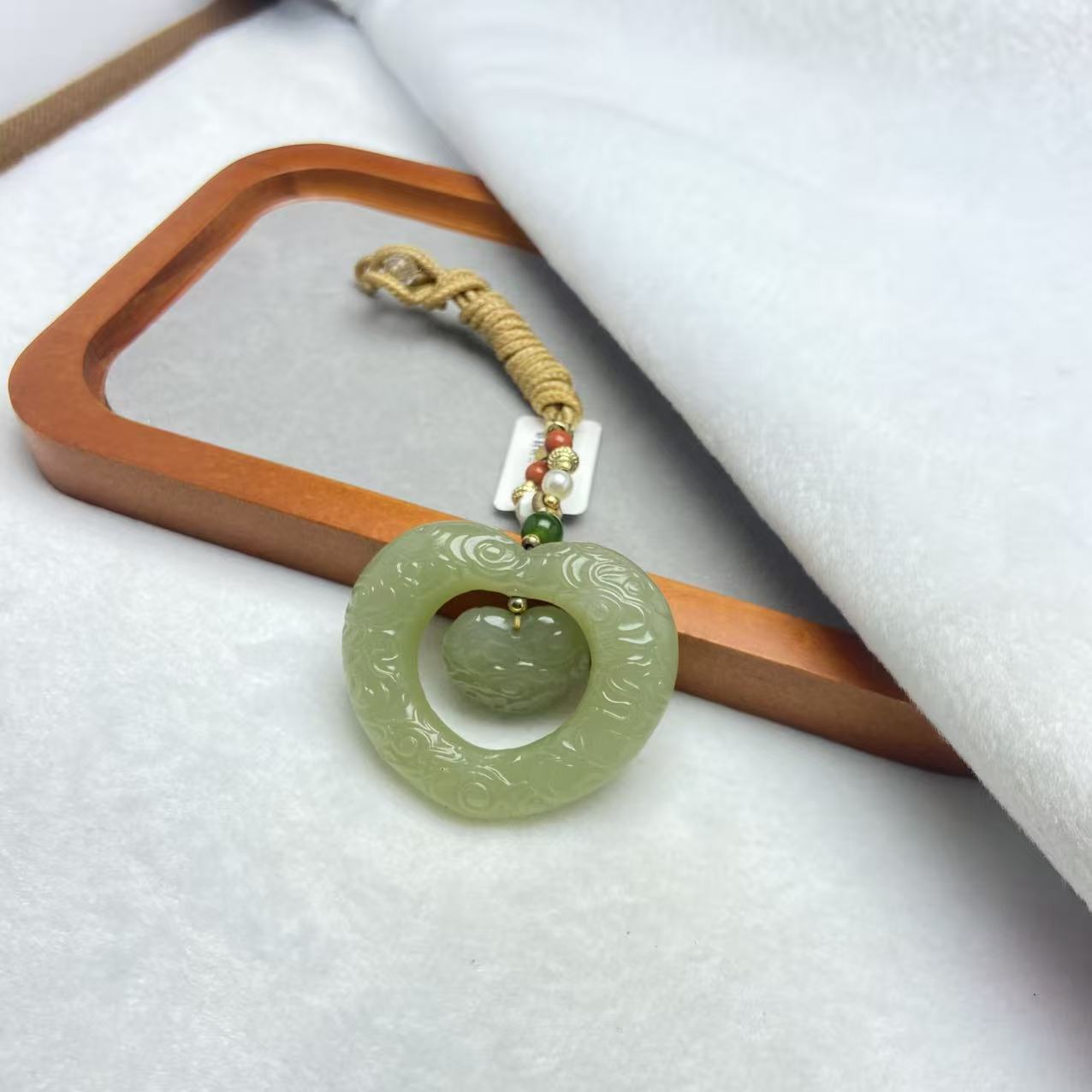 和田玉湖水绿挂件V006