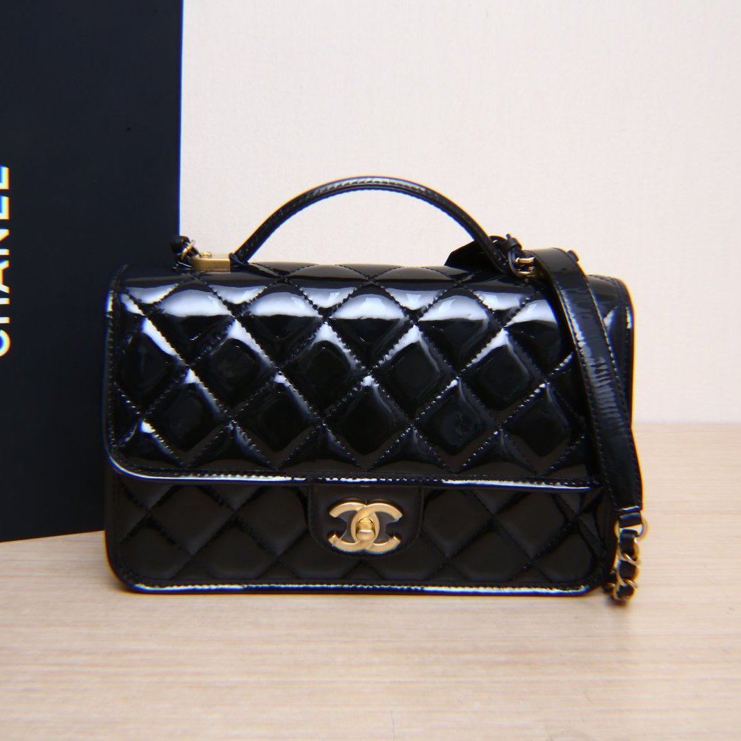 99新 Chanel/香奈儿 小花6欢 22K邮差包 黑色漆皮芯片开金属皮牌