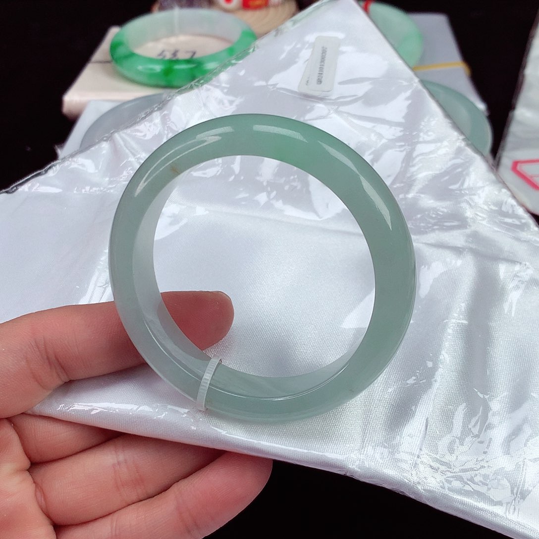 翡翠手镯未镶嵌翡翠