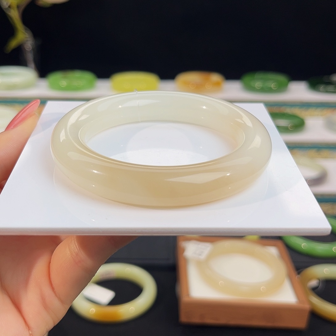 未镶嵌手镯和田玉粉白手镯