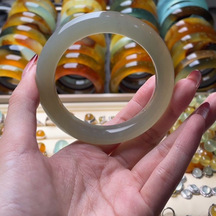 蛇纹石玉手镯未镶嵌不**千