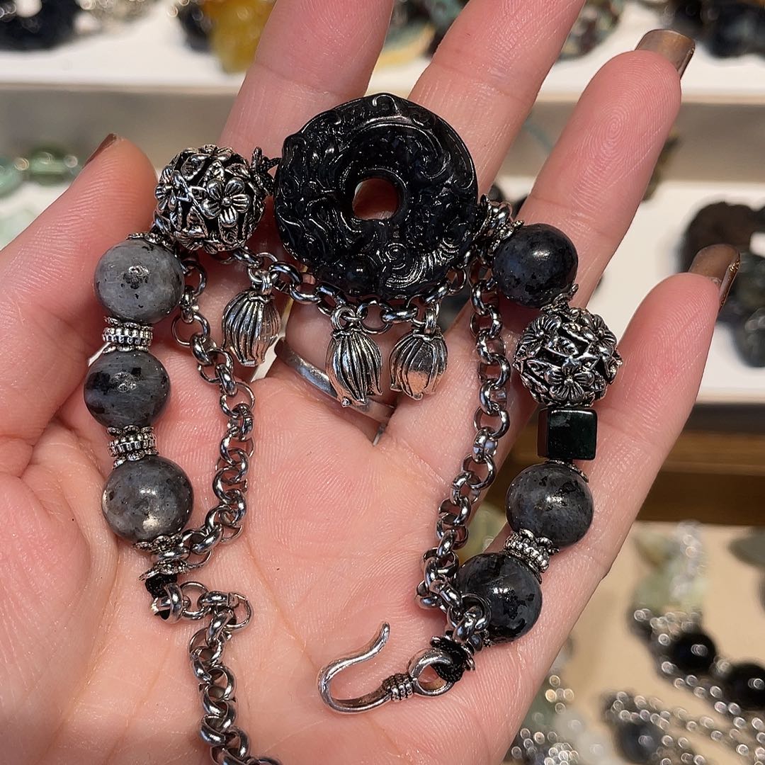 倔***草蛇纹石玉合金颈饰