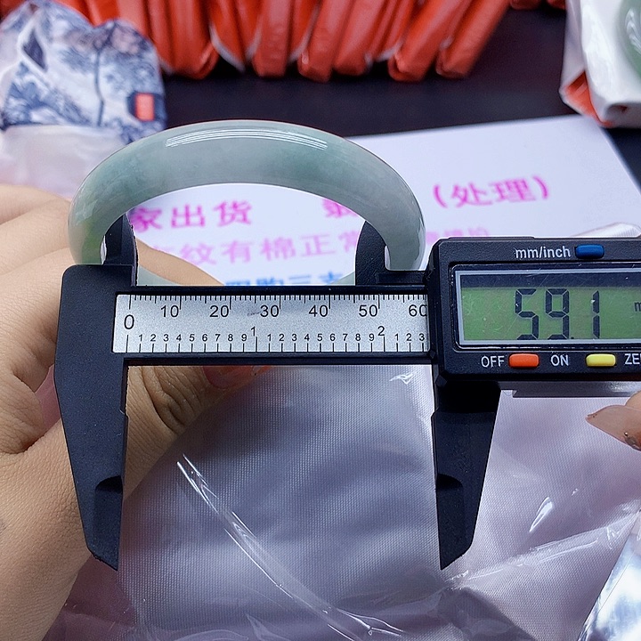 翡翠手镯未镶嵌13。