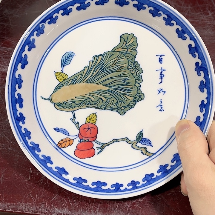 瓷片////直径19厘米。红。