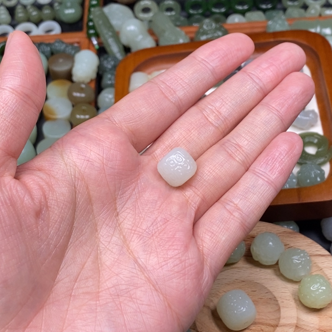 無***傲和田玉未镶嵌颈饰