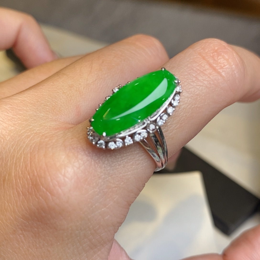 翡翠戒指18K金镶嵌方糖