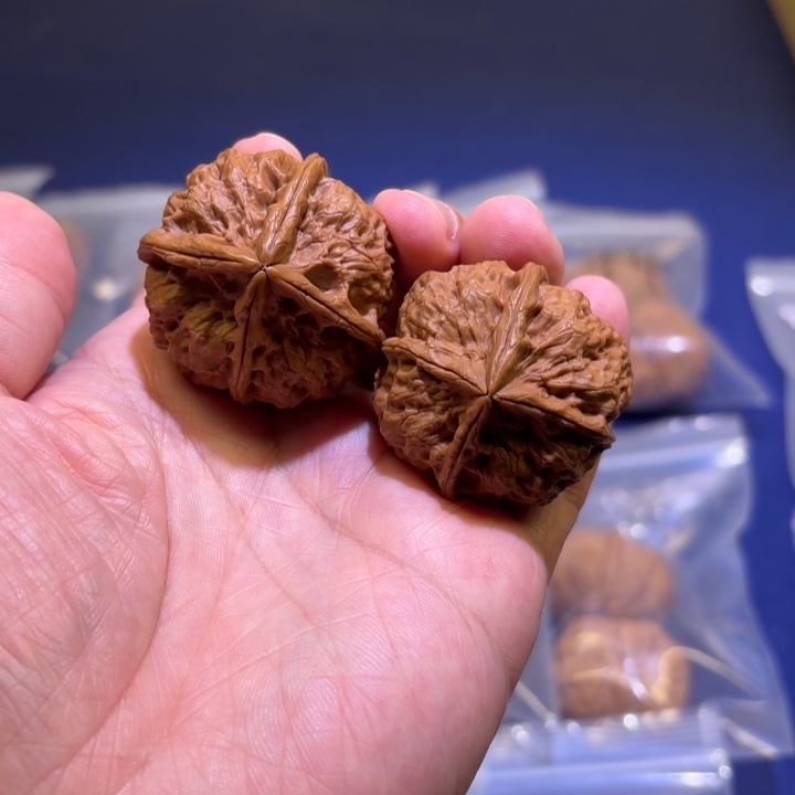 文玩核桃吊坠观音岩四棱