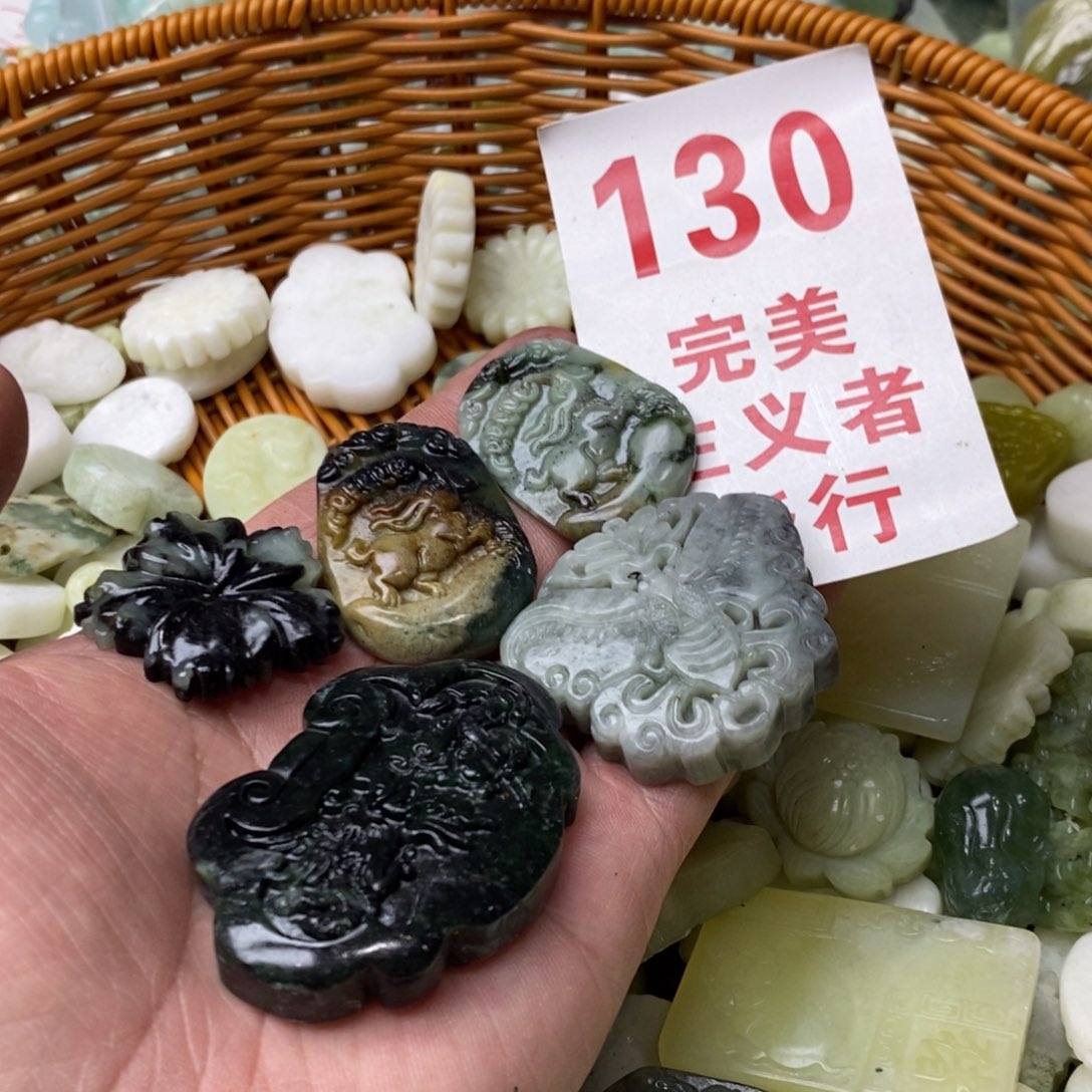 蛇纹石玉挂坠未镶嵌