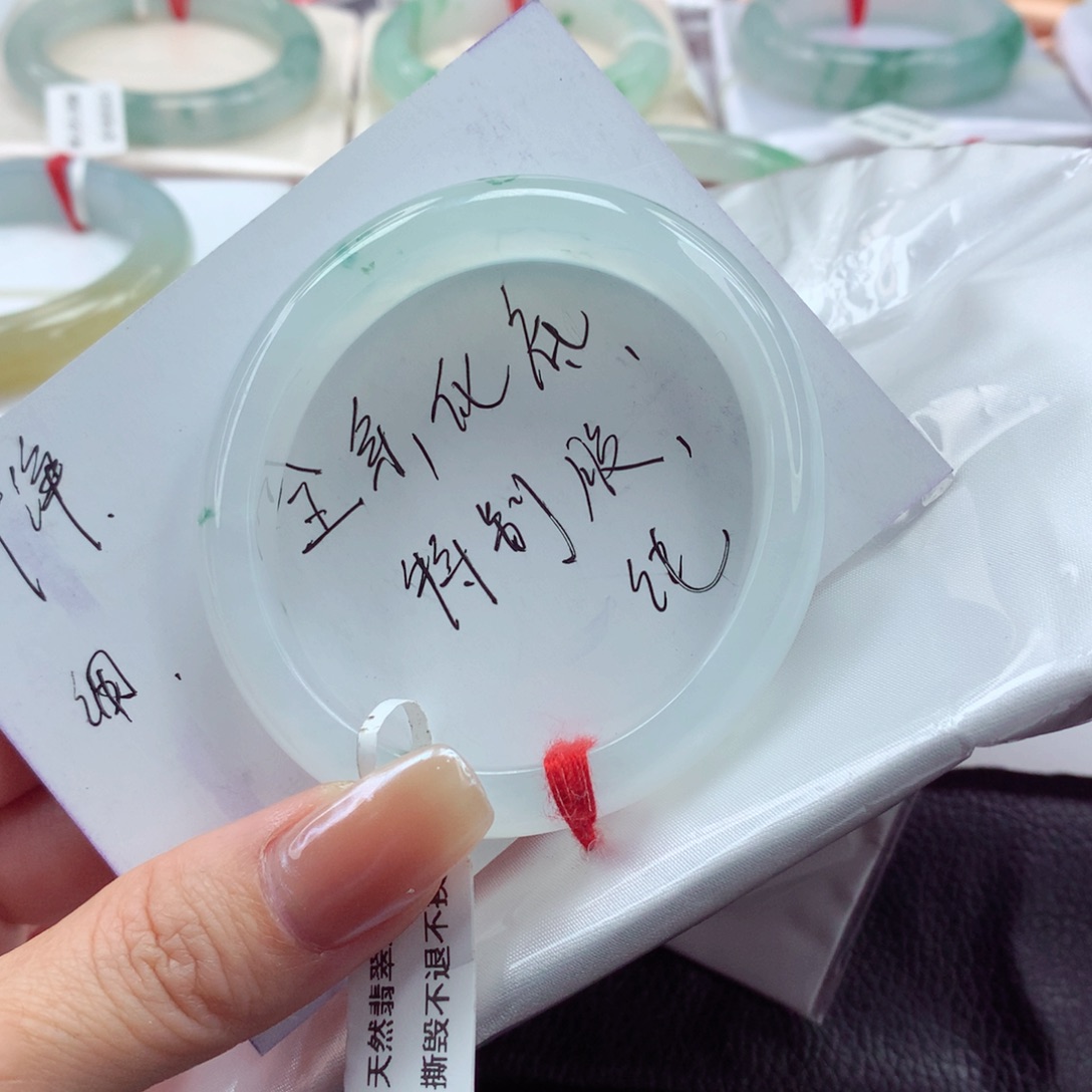 翡翠手镯（贵妃镯）未镶嵌55圈口冰胶细腻小清新冰飘花