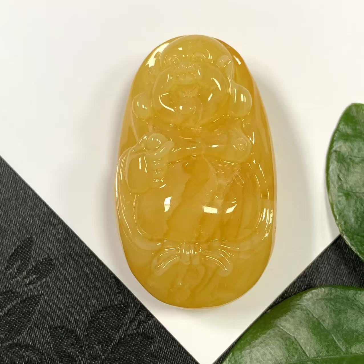 「戴琴珠宝」Q373-蜜蜡雕刻件佛公吊坠（多样性发其一）