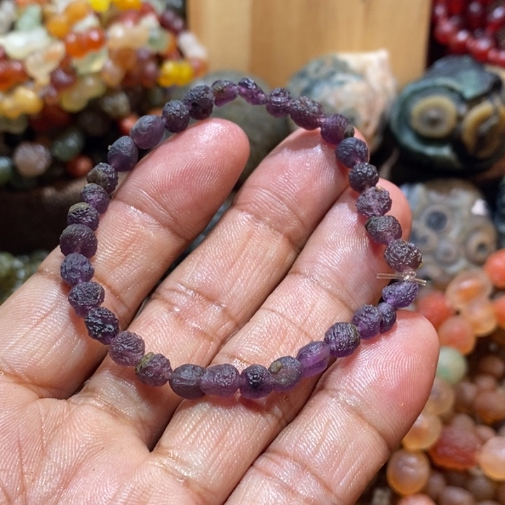 只买单纯的吊坠，没带链子，属的性质。戈壁石，戈壁石