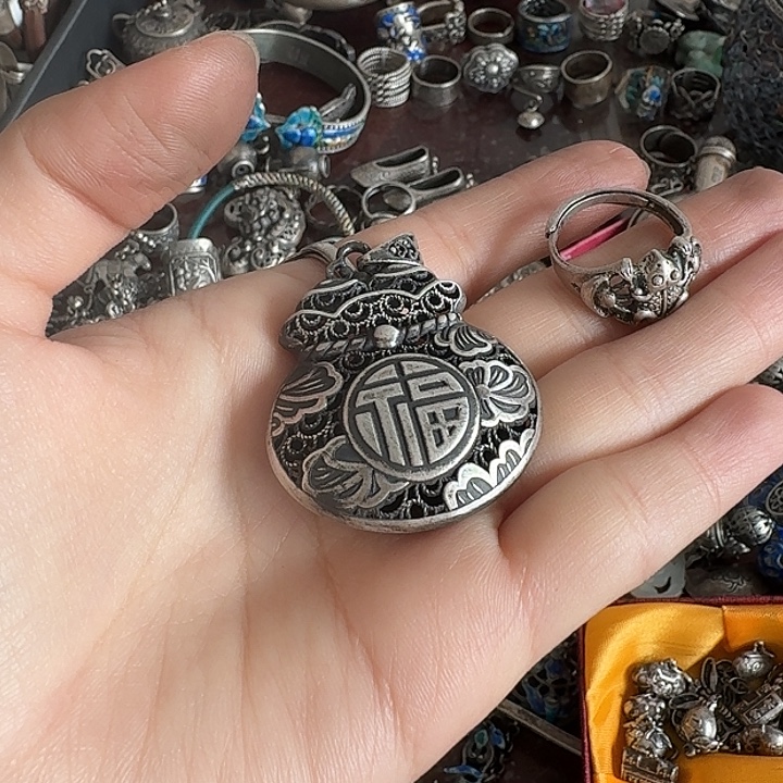 1***乚足银玻璃足银挂件两个