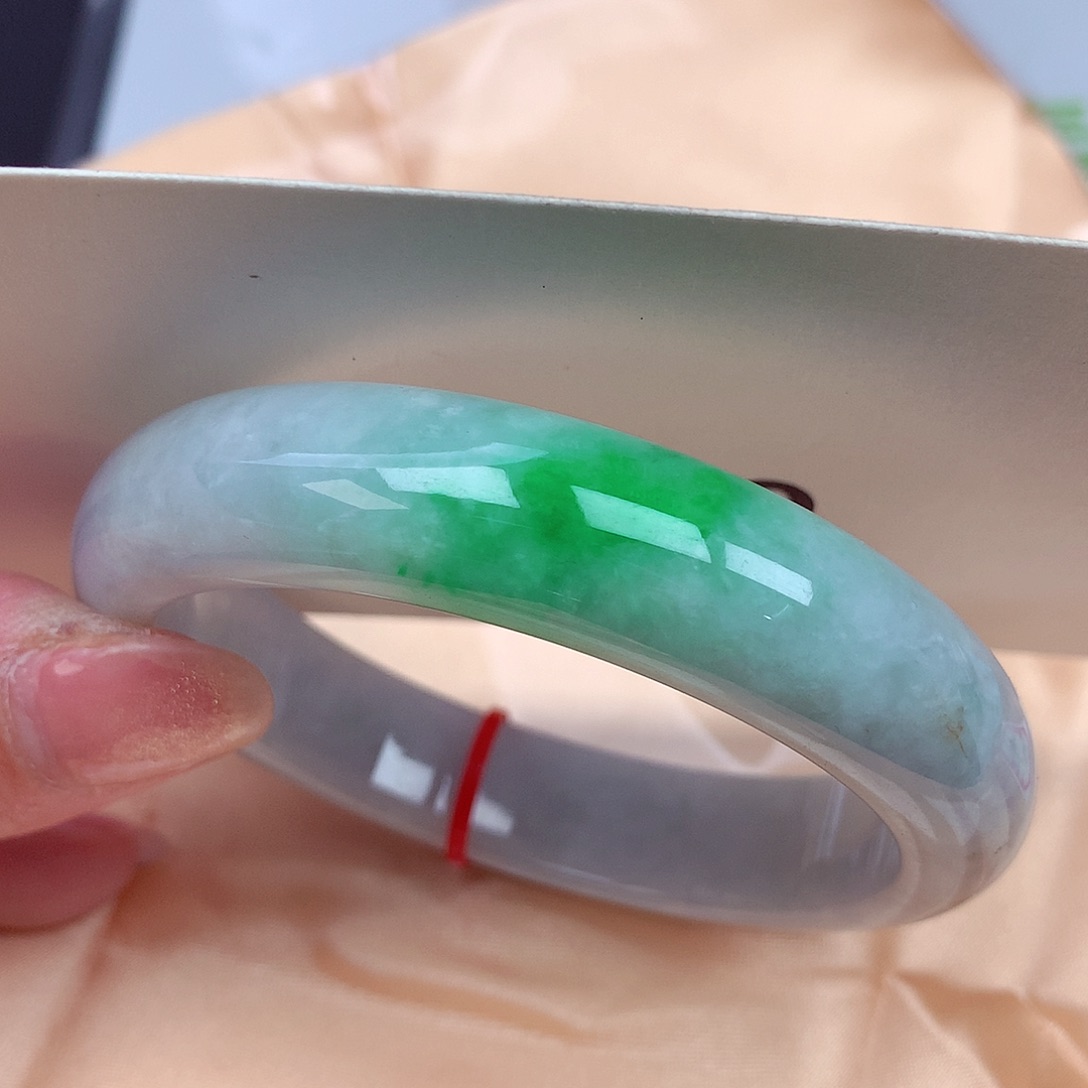翡翠手镯未镶嵌翡翠