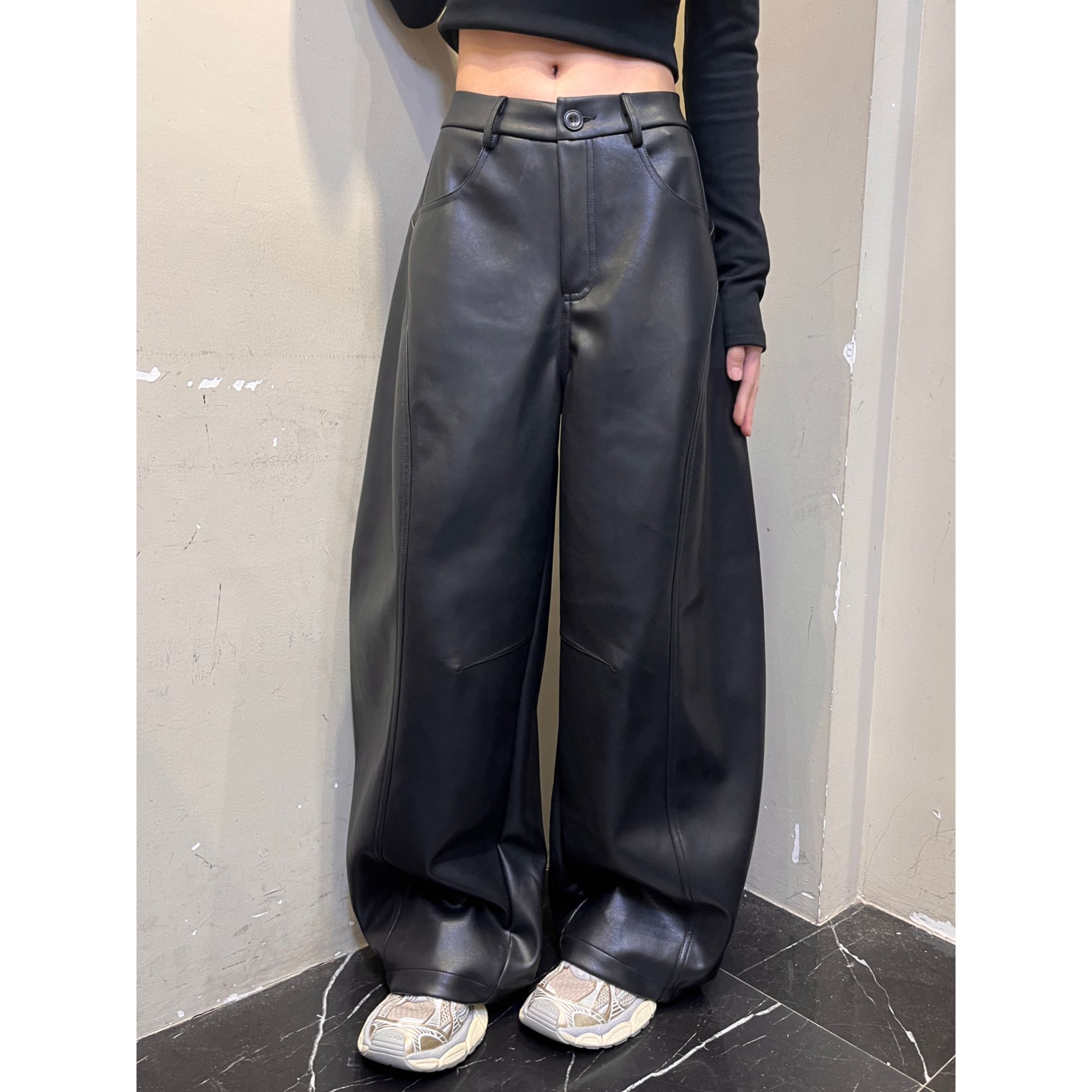 范范与凡凡【素版简约】冬季抓绒廓形分割线垂感宽松显瘦皮裤