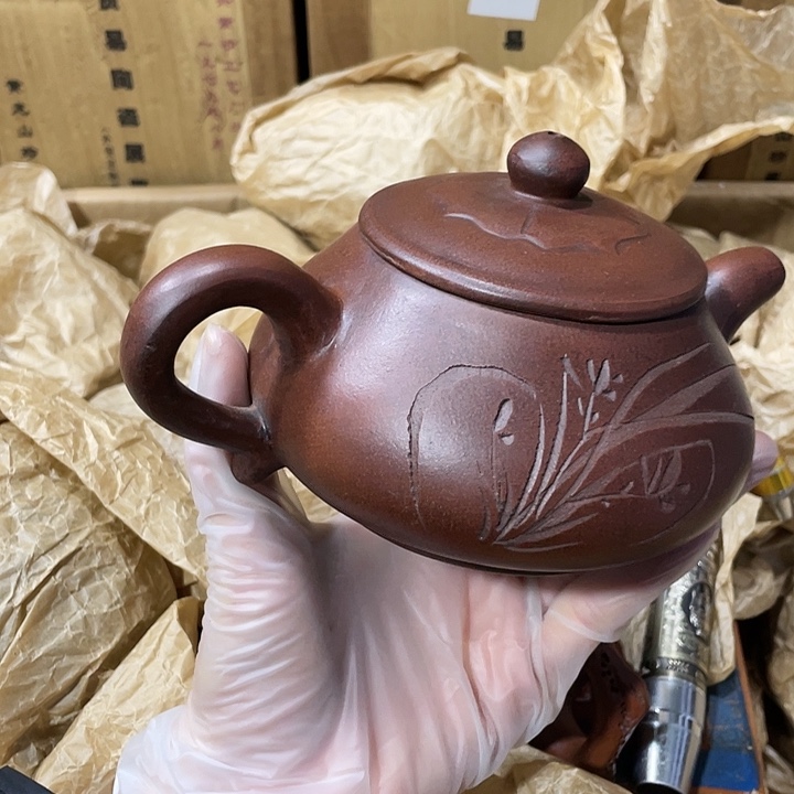 茶壶紫砂原矿泥料手工制作的一把紫砂壶。