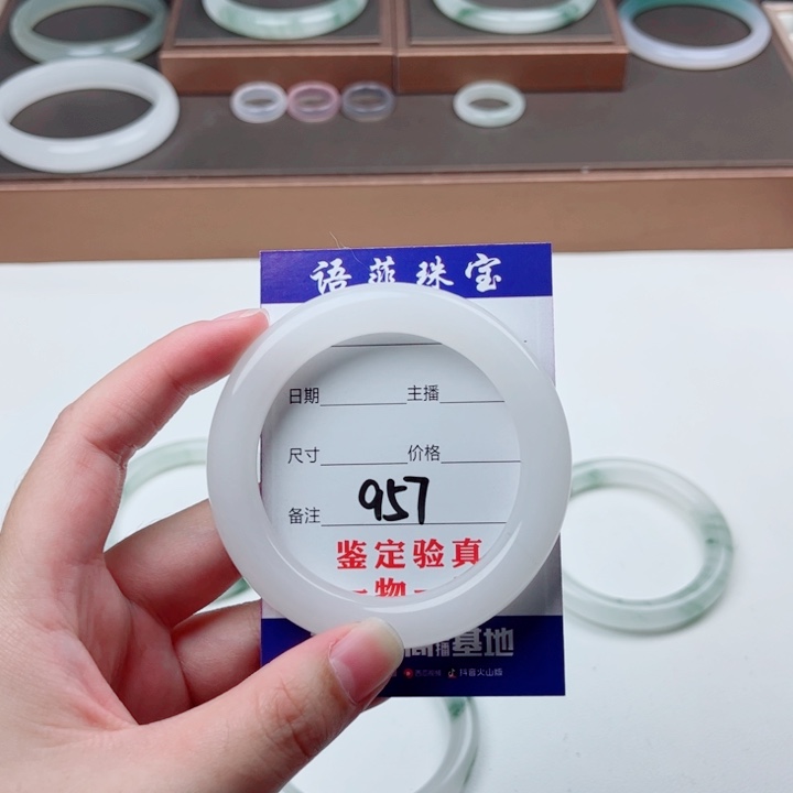 未镶嵌手镯石英质玉青**?