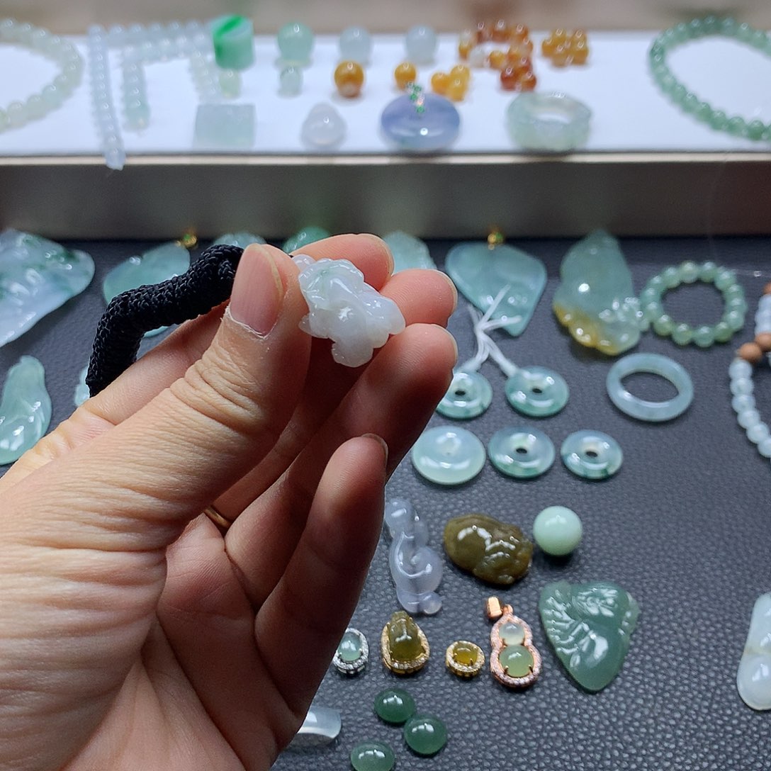 翡翠未镶嵌颈饰貔貅