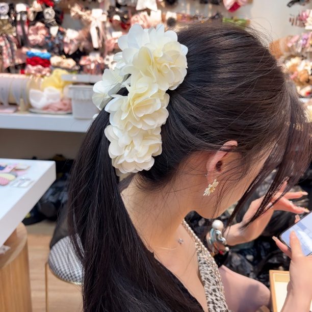 E226梦玲同款米杏色花朵大香蕉夹