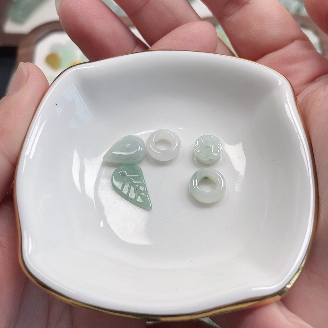 翡翠未镶嵌颈饰小提溜