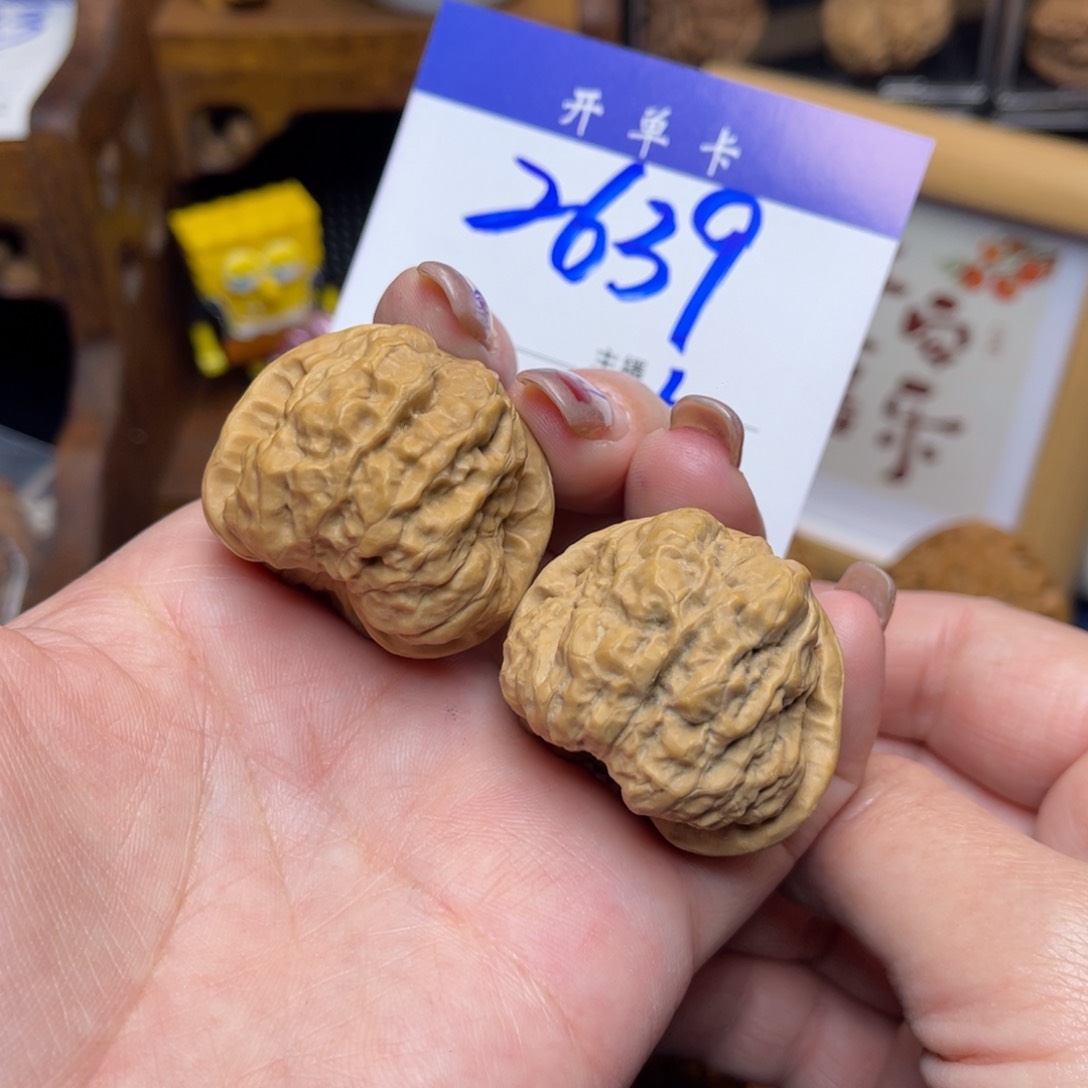 桃核把件蛤蟆头35李。全