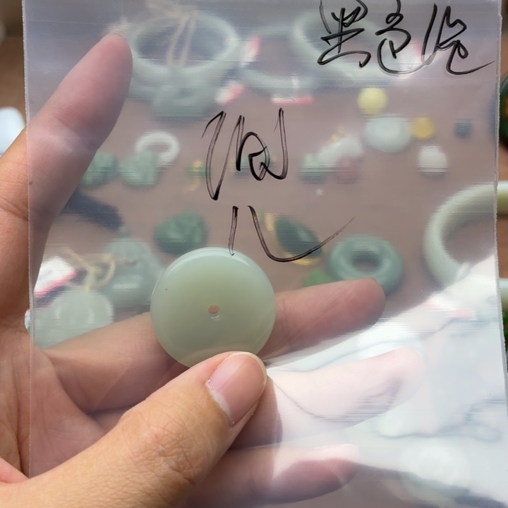 兜***兜和田玉未镶嵌颈饰