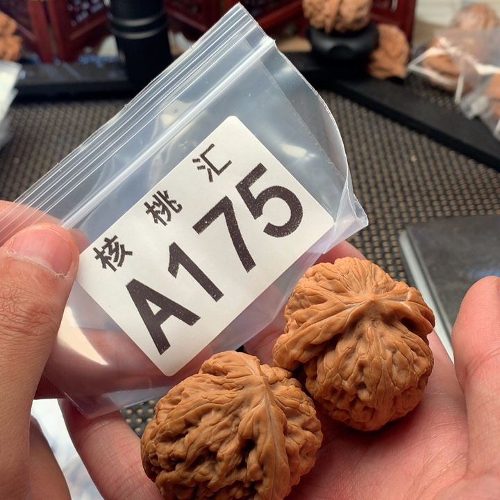 文玩核桃吊坠红锦鲤
