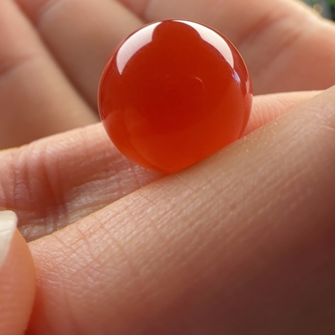 南红玛瑙未镶嵌圆珠：12.9有瑕疵