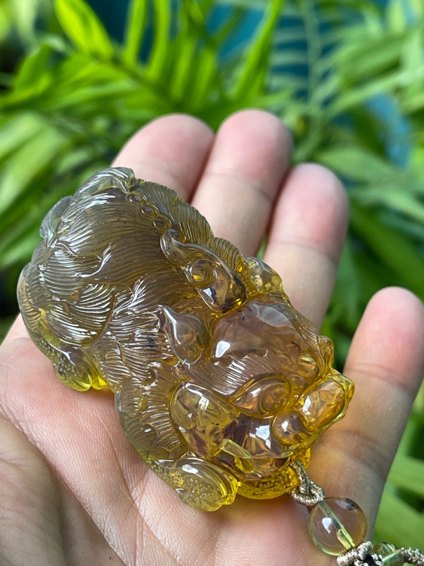 缅甸琥珀绿茶貔貅，净水（腹部带丁点红蜜），重35g长54宽32厚29
