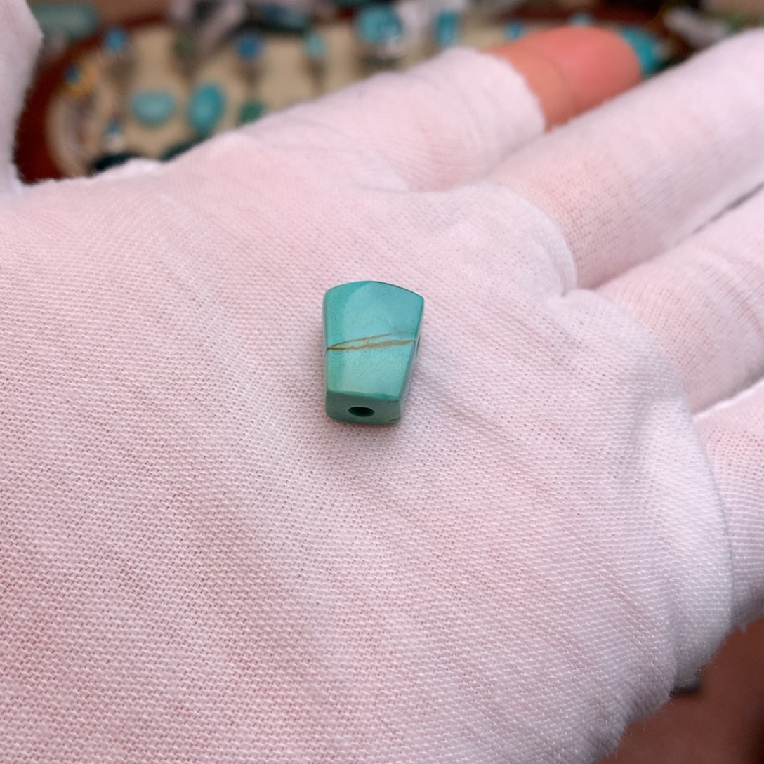 云***轻绿松石未镶嵌珠宝奇石