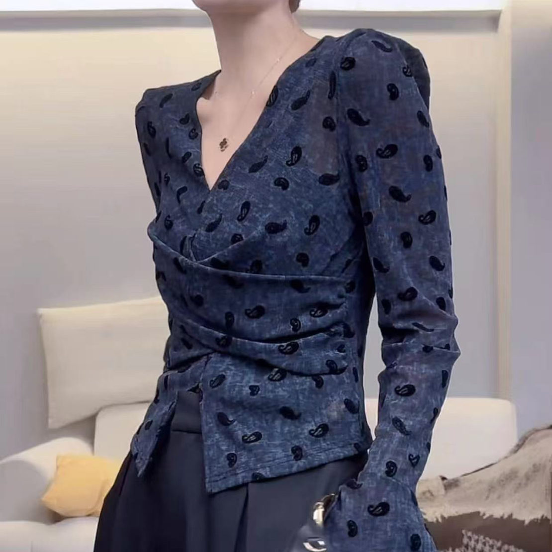 2025秋季新款V领正肩洋气扭结长袖T恤女装小众收腰显瘦高级感上衣