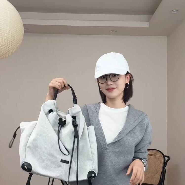 张妍LUNA 大容量通勤头层牛皮拼接棉布双肩高级感背包BB50159