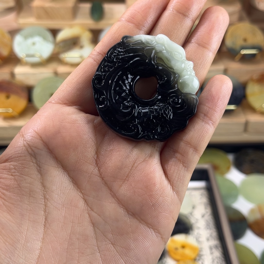 李****蛇纹石玉未镶嵌颈饰