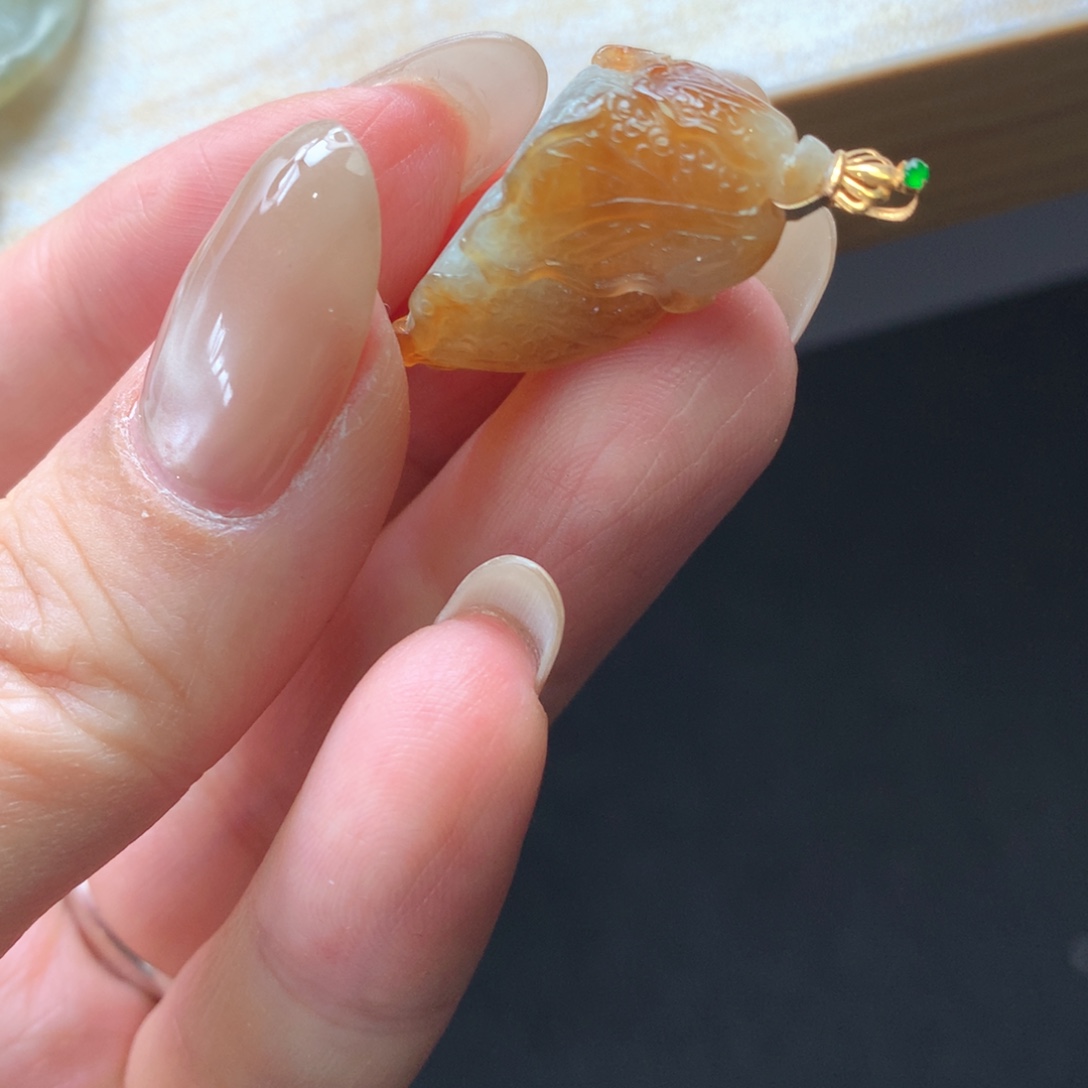 翡翠18K金镶嵌颈饰吊坠