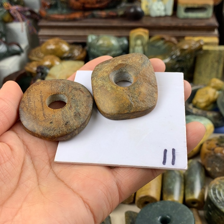 岫岩河磨玉（透闪石质玉）挂件有瑕未镶嵌