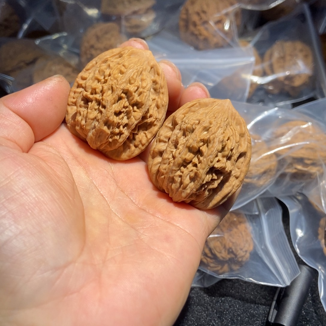 文玩核桃吊坠虎头12.8核桃