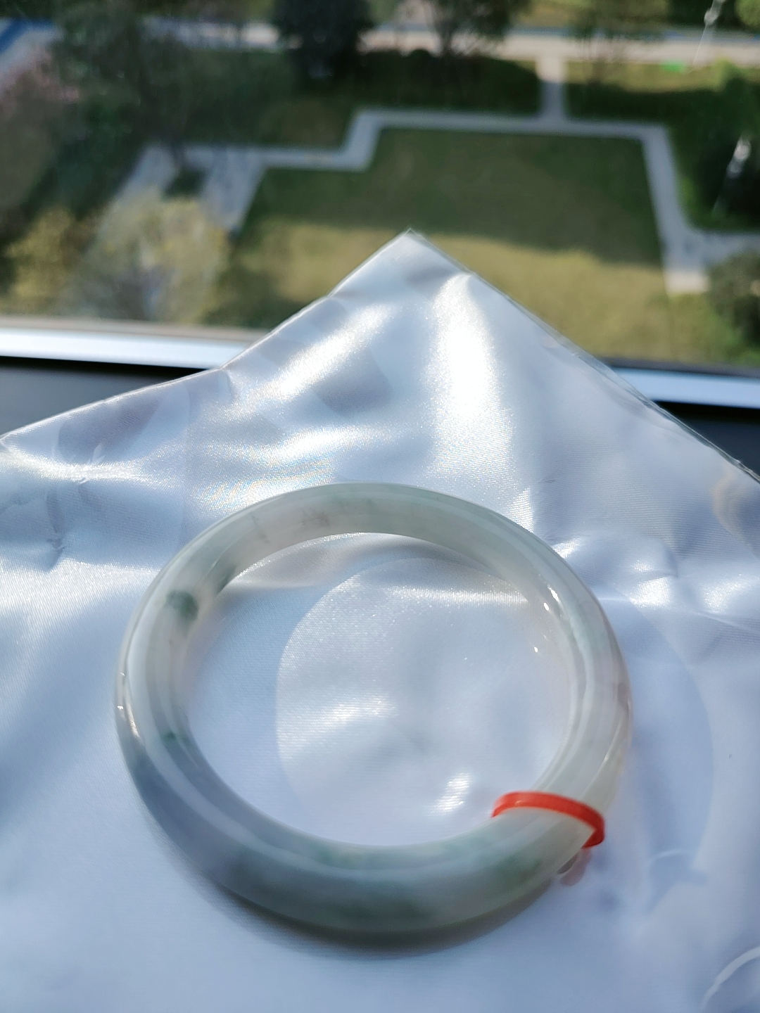 福镯圆条54.5圈口，种水好带正阳绿花，天然缅甸翡翠A货