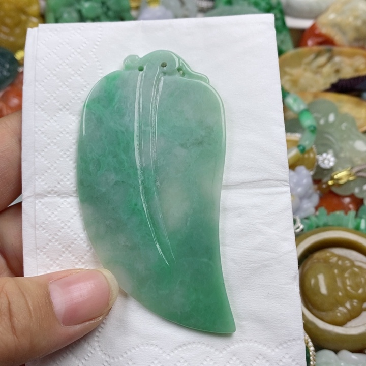 翡翠吊坠(赠链)未镶嵌