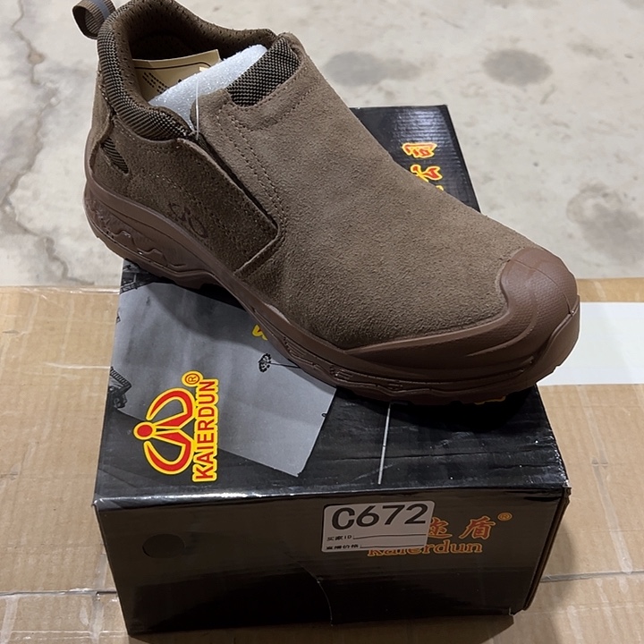 编码672号。41码防砸防刺劳保鞋。